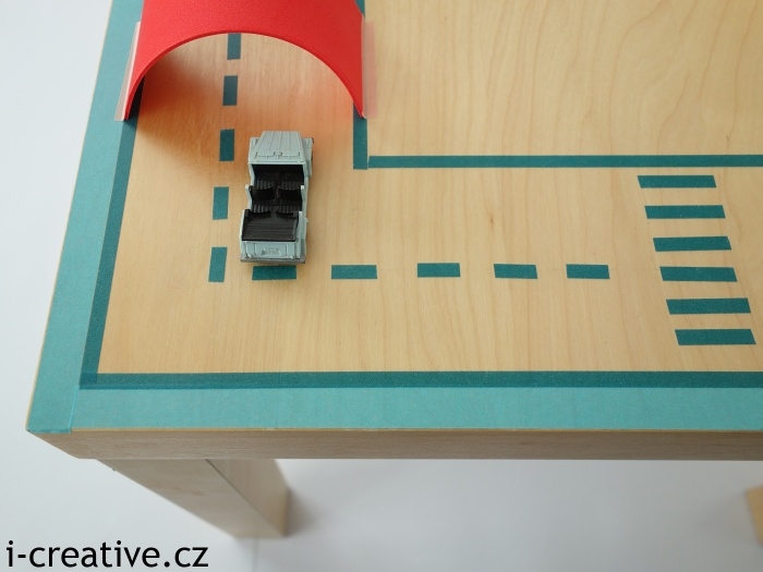 proměna ikea lack na hrací stůl pro autíčka