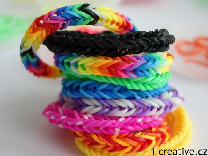 rainbow bands - náramky pletené na prstech