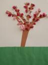 strom s květy ze zmačkaného papíru