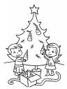 děti zdobící vánoční stromeček