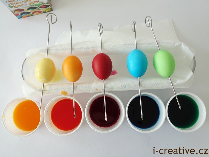 barvení velikonočních vajíček