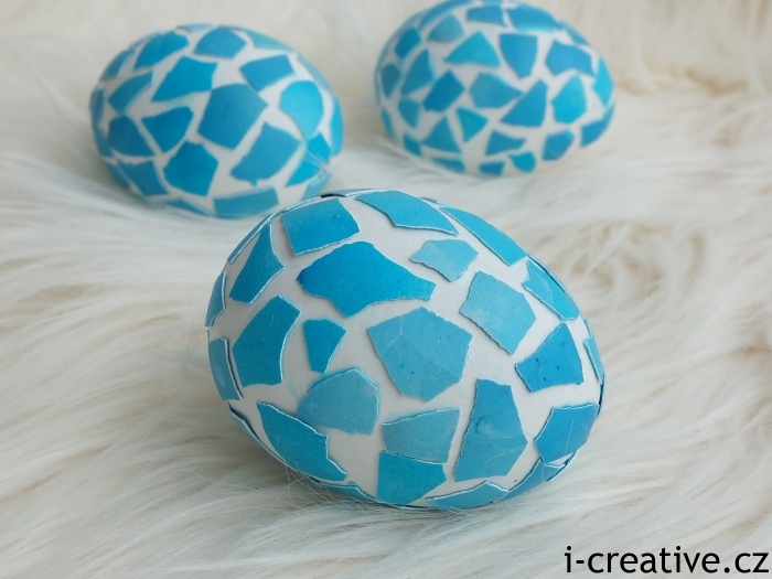 velikonoční vajíčka dekorovaná skořápkami